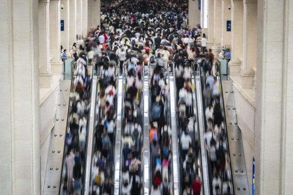 配查网 新华视点｜人气旺&#32;市面暖&#32;活力足——2025年“五一”假期盘点